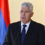 Predsjednik HDZ BiH za govornicom, u pozadini zastava Republike Srpske.