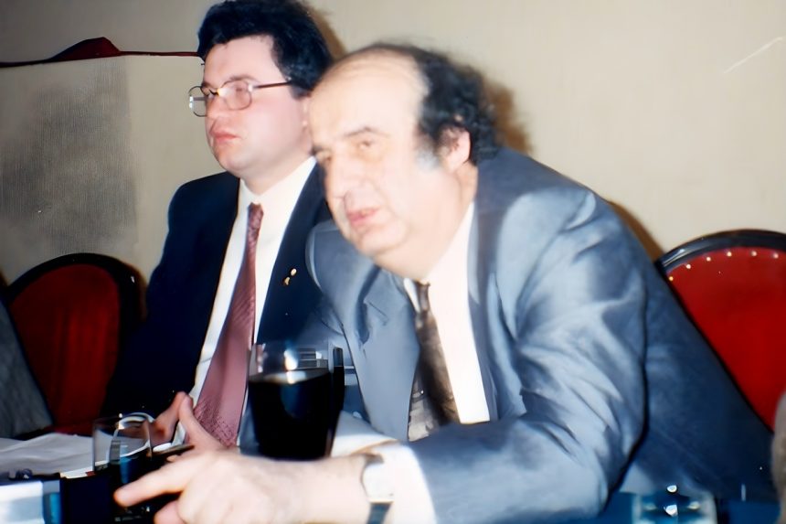 Dobroslav Paraga i Fuad Muhić za stolom 1991. godine.