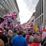 Prosvjednici u Londonu s mnoštvom zastava Ujedinjenog kraljevstva.