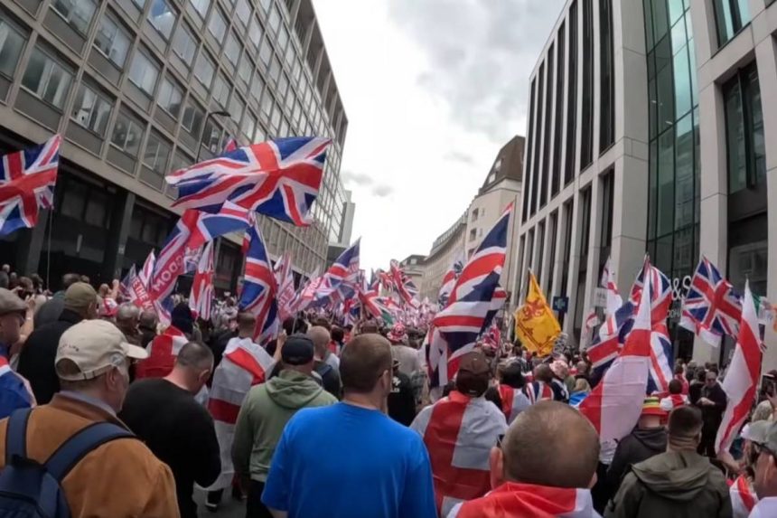 Prosvjednici u Londonu s mnoštvom zastava Ujedinjenog kraljevstva.