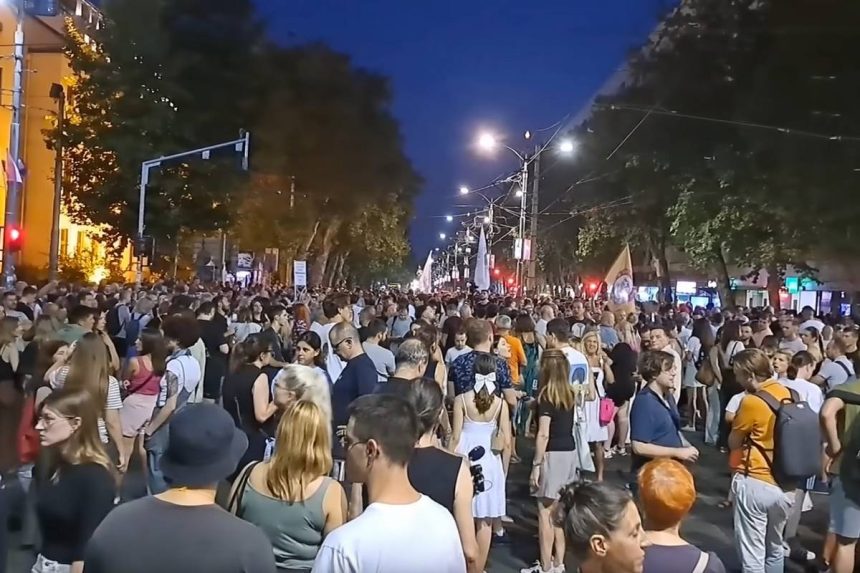 Mnoštvo prosvjednika na ulicama Beograda.