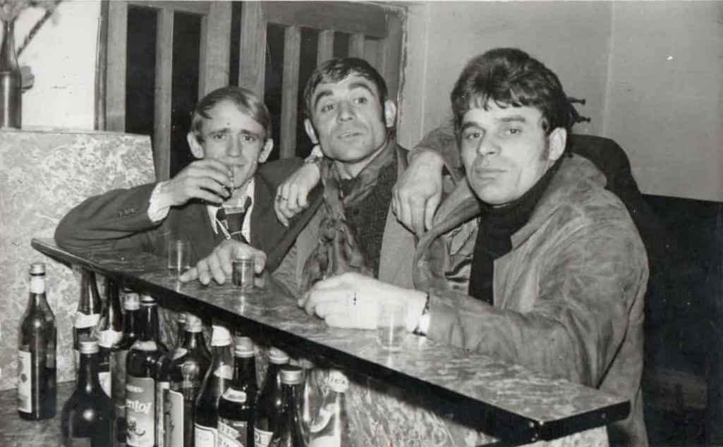 Tri čovjeka porijeklom iz Bosanske Posavine stoje za šankom i piju.