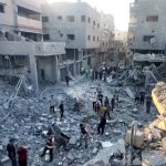 Prizori na ulicama Gaze. Porušene zgrade i palestinski narod koji prebire po ruševinama.