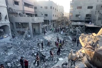 Prizori na ulicama Gaze. Porušene zgrade i palestinski narod koji prebire po ruševinama.