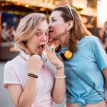 Dvije žene, jedna drugoj šapće na uho.