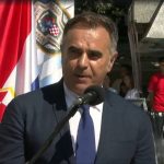 Hrvatski general Stanko Sopta drži govor u Jajcu.