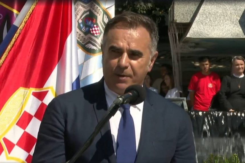 Hrvatski general Stanko Sopta drži govor u Jajcu.