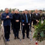 Ratni zapovjednici brigade "Sinovi Posavine" polažu vijenac na obljetnici brigade.