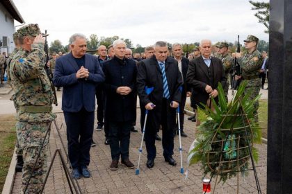 Ratni zapovjednici brigade "Sinovi Posavine" polažu vijenac na obljetnici brigade.