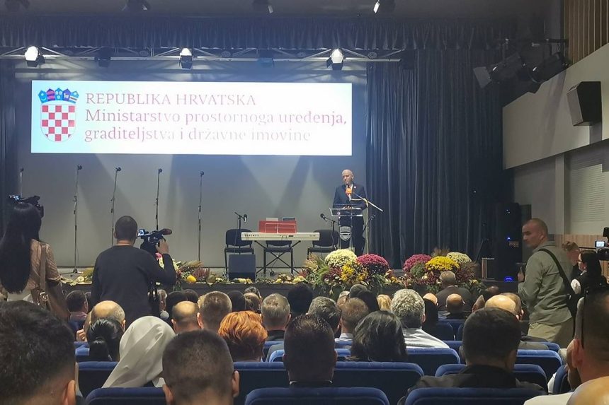 Potpredsjednik Vlade RH Branko Bačić za govornicom u Orašju.