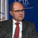 Visoki predstavnik u BiH u krupnom planu za vrijeme jednog intervjua.