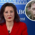 Dalija Orešković govori na konferenciji za medije; u kutu slike prikazano je lice Nicolasa Nicoliera, francuskog dragovoljca poginulog u Domovinskom ratu.