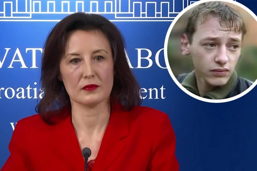 Dalija Orešković govori na konferenciji za medije; u kutu slike prikazano je lice Nicolasa Nicoliera, francuskog dragovoljca poginulog u Domovinskom ratu.