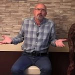 Urednik i voditelj emisije Defter hefte u voditeljskoj situaciji sjedi u studiju u kariranoj košulji sa raširenim rukama.