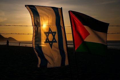 Zastave Izareale i Palestine jedna pored druge u pozadini sunce na zalasku.