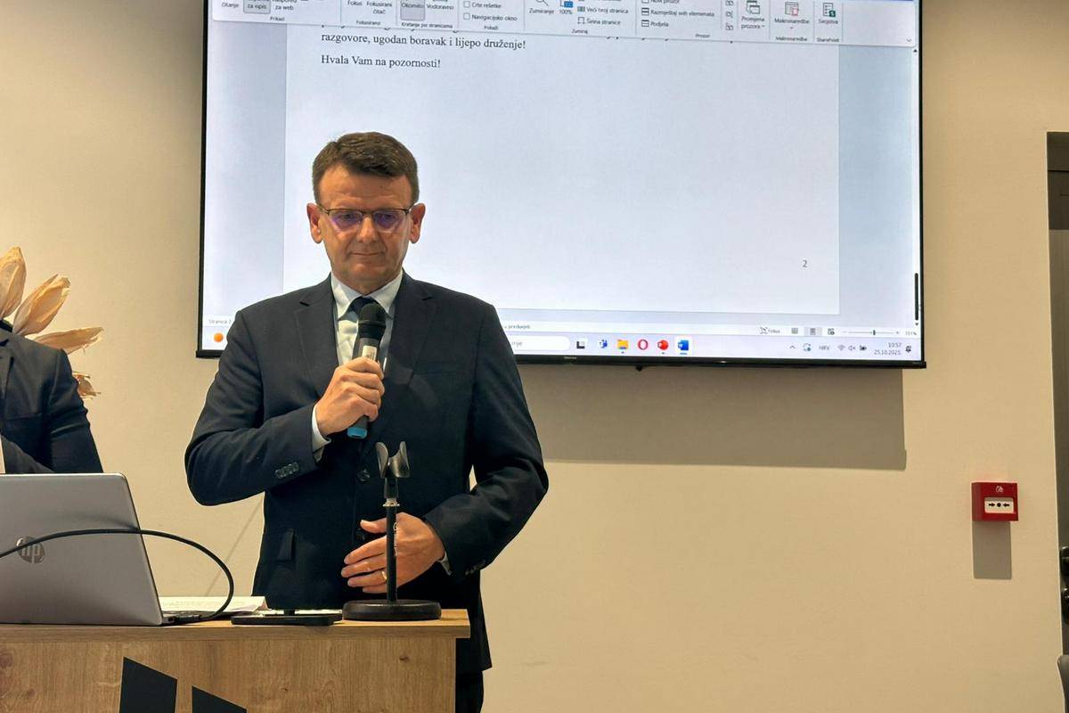 Predsjedni Vlade ŽP Topić govori na konferenciji. U ruci drži mikrofon.