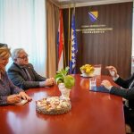 Veleposlanik Njemačke u BiH u razgovoru s Predsjednicom Federacije BiH. Razgovaraju za stolom u uredu Predsjednice.