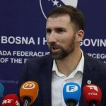 Ministar Adnan Delić za govornicom u ministarstvu na konferenciji za tisak.