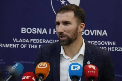 Ministar Adnan Delić za govornicom u ministarstvu na konferenciji za tisak.