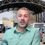 Novinar Avdo Avdić ispred graničnog prijelaza. Montažana slika.