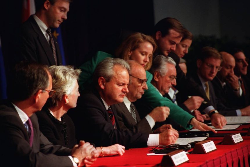 Potpisivanje Daytonskog sporazuma 1995. godine. Za stolom Milošević, Izetbegović i Tuđman.