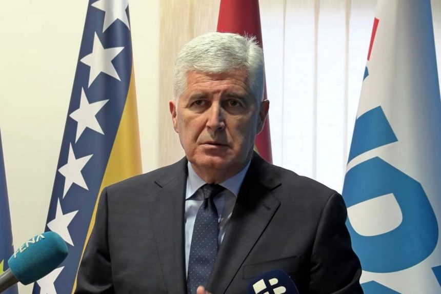 Dragan Čović daje izjavu za medije. U pozadini zastave BiH i HDZ-a BiH.