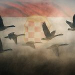 Jato gusaka leti u maglu, s poluprozirnom zastavom Herceg-Bosne u pozadini.