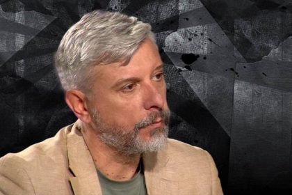 Hrvoje Klasić, povjesničar i publicista u krupnom planu. Iza tamna pozadina.