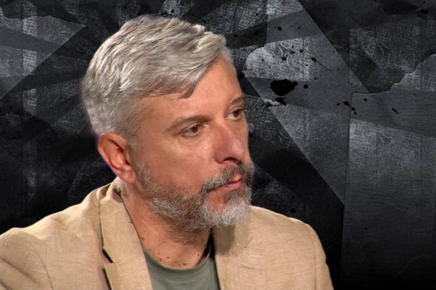 Hrvoje Klasić, povjesničar i publicista u krupnom planu. Iza tamna pozadina.