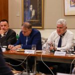 Nikšić i Čović za stolom u veleposlanstvu SAD, u razgovoru o plinskoj interkonekciji.