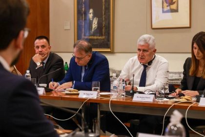 Nikšić i Čović za stolom u veleposlanstvu SAD, u razgovoru o plinskoj interkonekciji.