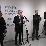 Milorad Pupovac iza mikrofona na otvaranju izložbe o Dejanu Medakoviću.