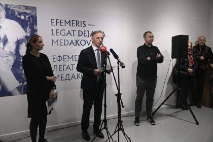 Milorad Pupovac iza mikrofona na otvaranju izložbe o Dejanu Medakoviću.