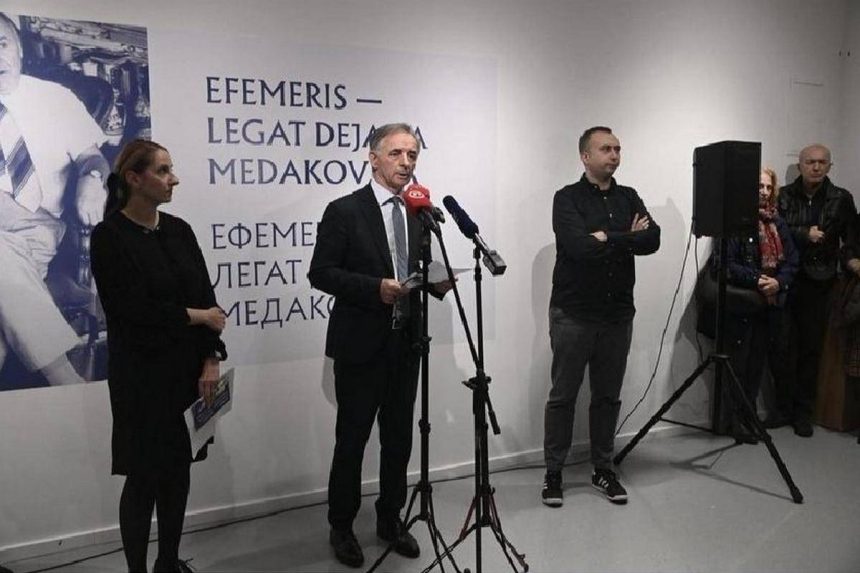 Milorad Pupovac iza mikrofona na otvaranju izložbe o Dejanu Medakoviću.