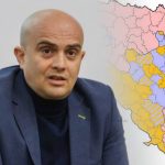 Slaven Raguž, portret. U pozadini slika mape Bosne i Hercegovine s priedlogom novog ustavnog rješenja za BiH.