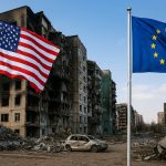 Uništena urbana zona u Ukrajini s američkom i europskom zastavom među ruševinama; vizualna metafora stranog utjecaja u obnovi zemlje.