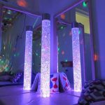 Senzorna soba s balon-tubama, jastucima i svjetlosnim projekcijama u terapijskom prostoru za djecu s poteškoćama u razvoju.