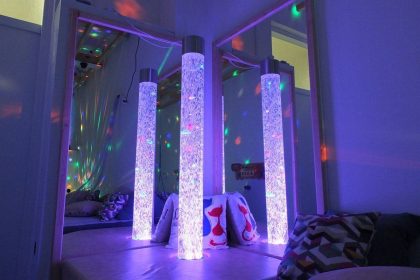 Senzorna soba s balon-tubama, jastucima i svjetlosnim projekcijama u terapijskom prostoru za djecu s poteškoćama u razvoju.