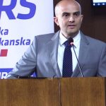 Slaven Raguž predsjednik stranke HRS za govornicom.