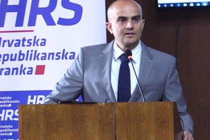 Slaven Raguž predsjednik stranke HRS za govornicom.