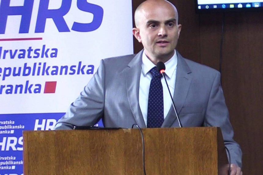 Slaven Raguž predsjednik stranke HRS za govornicom.
