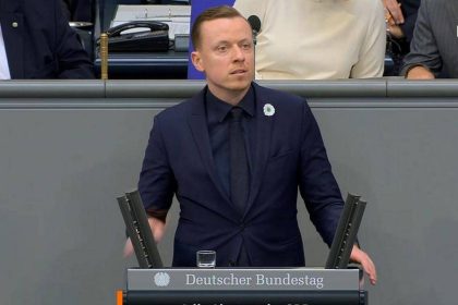 Njemački parlamentarac Adis Ahmetović za govornicom u Bundestagu.