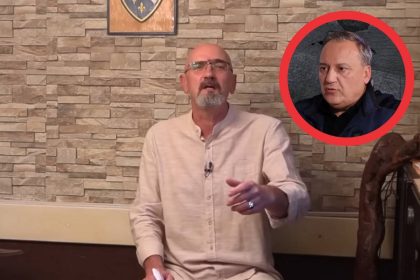 Fatmir Alispahić u svom studiju. Iznad njega uokvirena slika Edina Garaplije