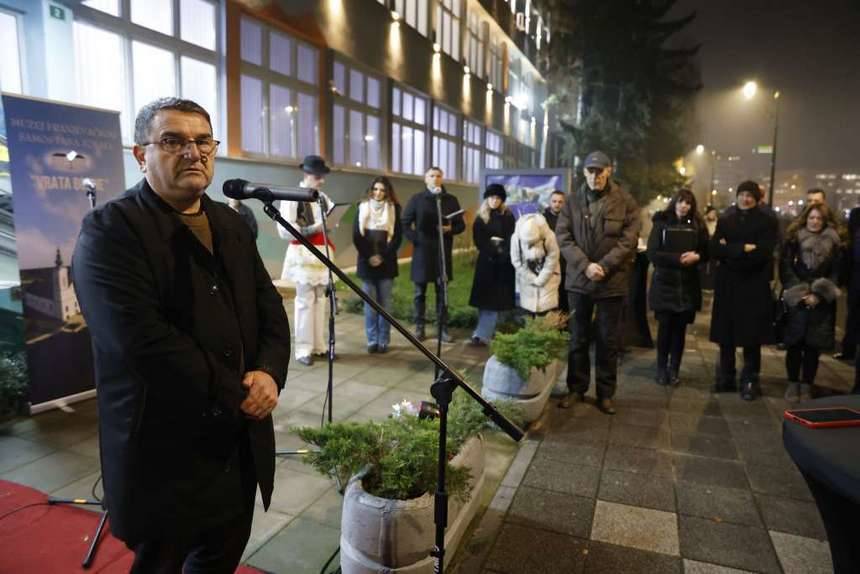 Gradonačelnik Orašja Marijan Oršolić govori na trgu u Sarajevu.