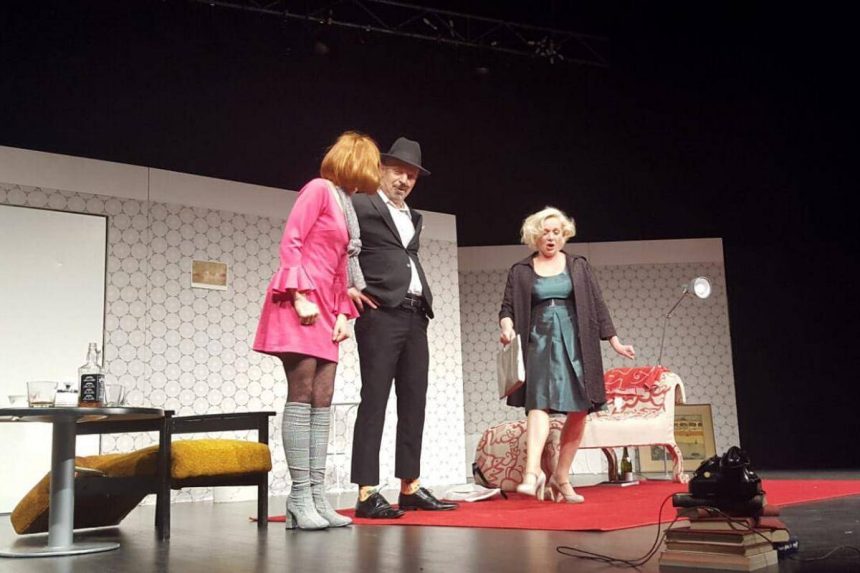 Glumci kazališne predstave na sceni