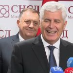 Dragan Čović govori na konferenciji za tisak u prostorijama SNSD-a, dok Milorad Dodik stoji iza njega.