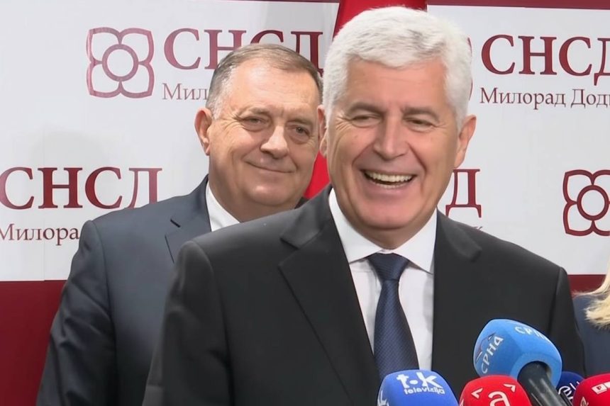 Dragan Čović govori na konferenciji za tisak u prostorijama SNSD-a, dok Milorad Dodik stoji iza njega.
