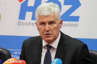 Dragan Čović u krupnom planu na konferenciji za tisak u središnjici HDZ BiH.