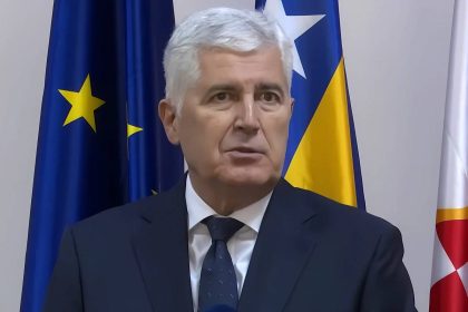Dagan Čović daje izjave novinarima, u pozadni zastava BiH.