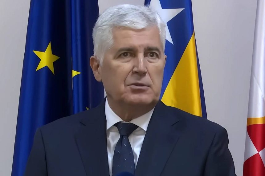 Dagan Čović daje izjave novinarima, u pozadni zastava BiH.